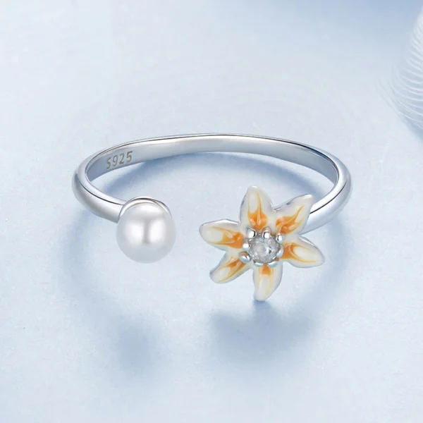 Exquisite Floral Pearl Ring